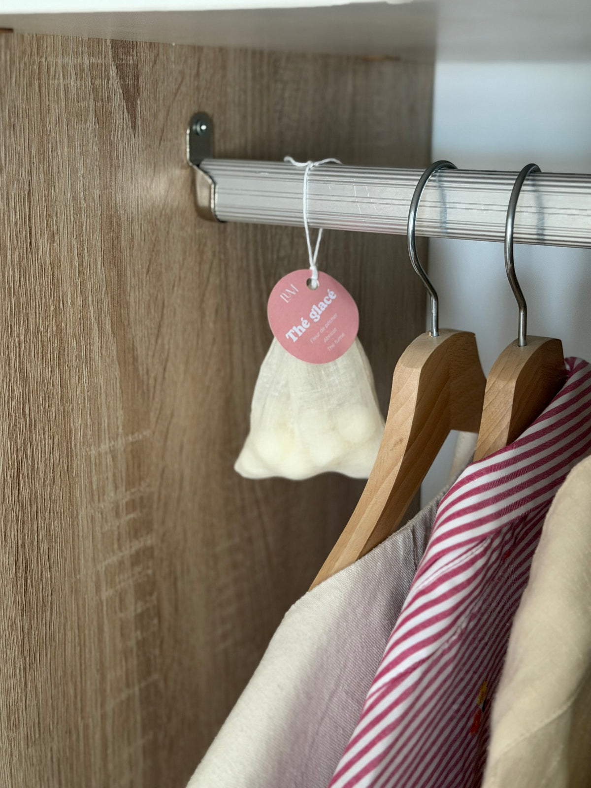 sachet parfumé thé glacé LUM suspendu sur tringle armoire