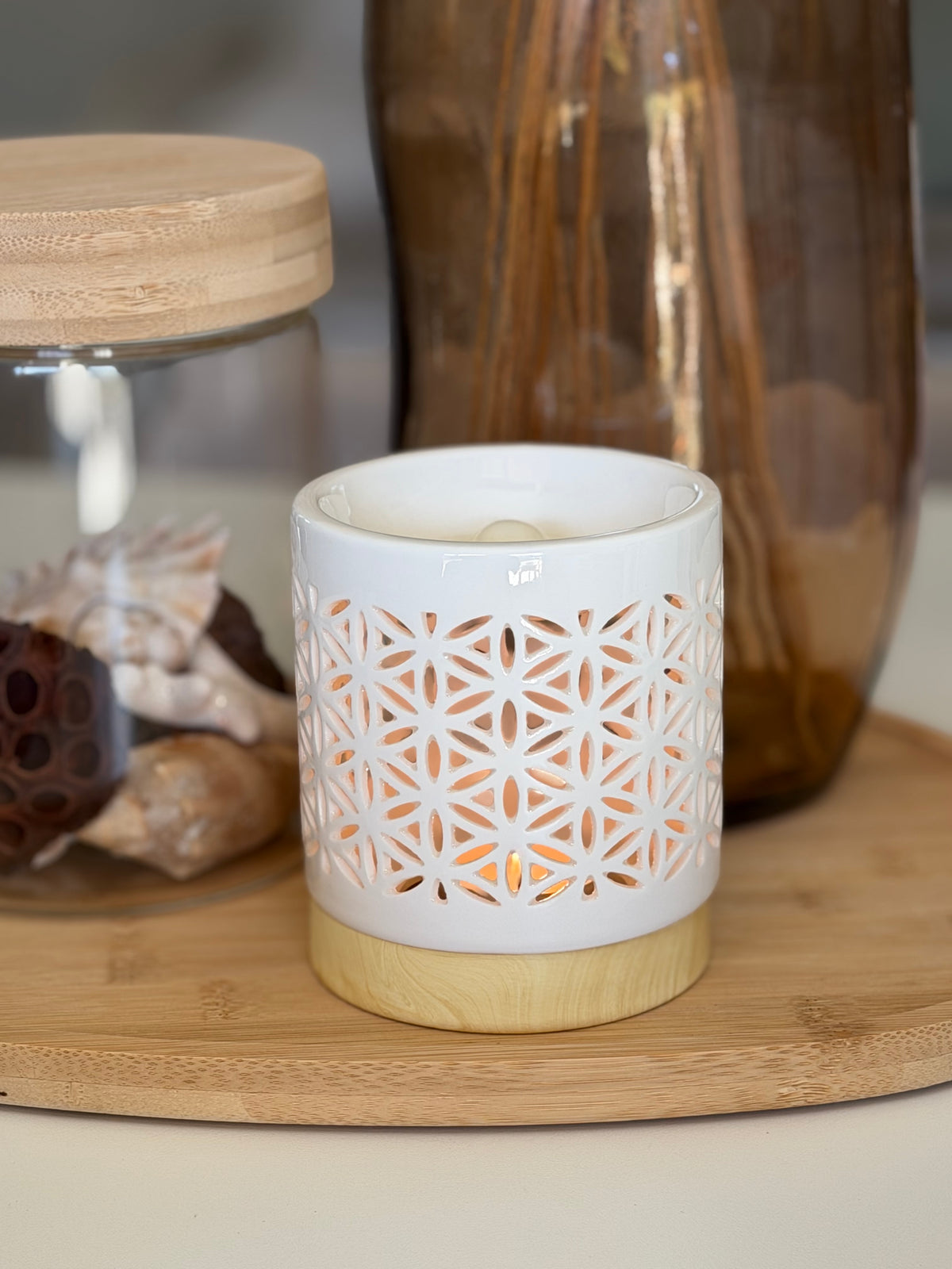 gros plan sur le brûle-parfum en céramique blanche à motifs fleuri LUM