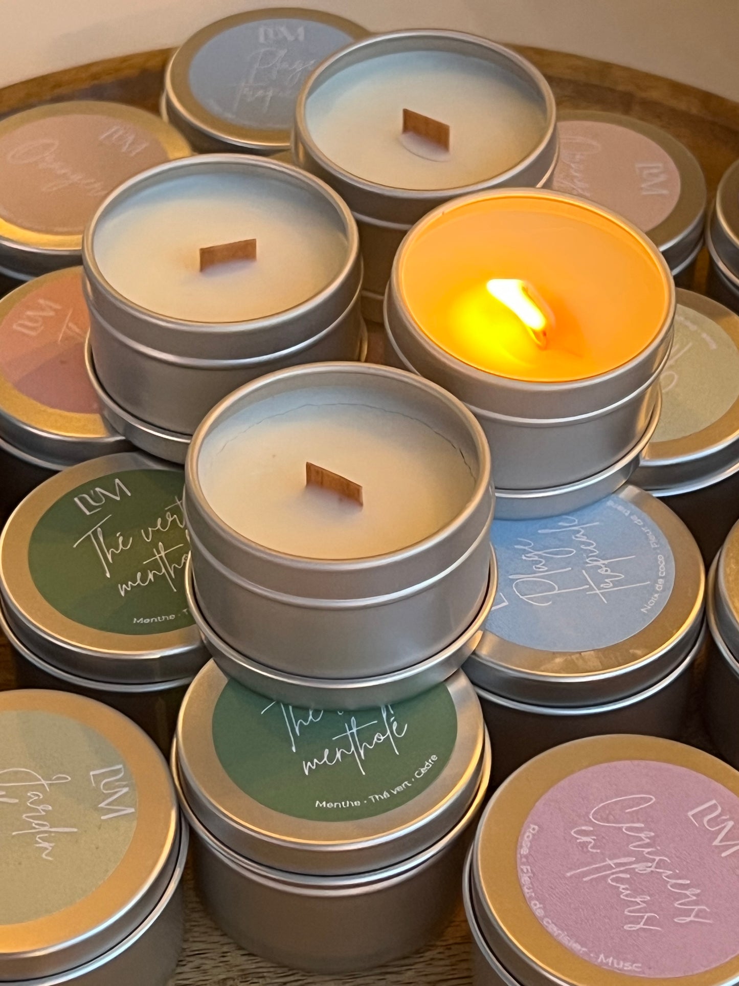 Minis bougies végétales et parfumées allumées dans des pots en aluminium  - LUM Créations 