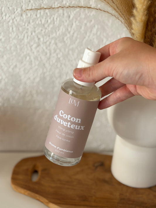 main qui tient une brume parfumée coton duveteux LUM