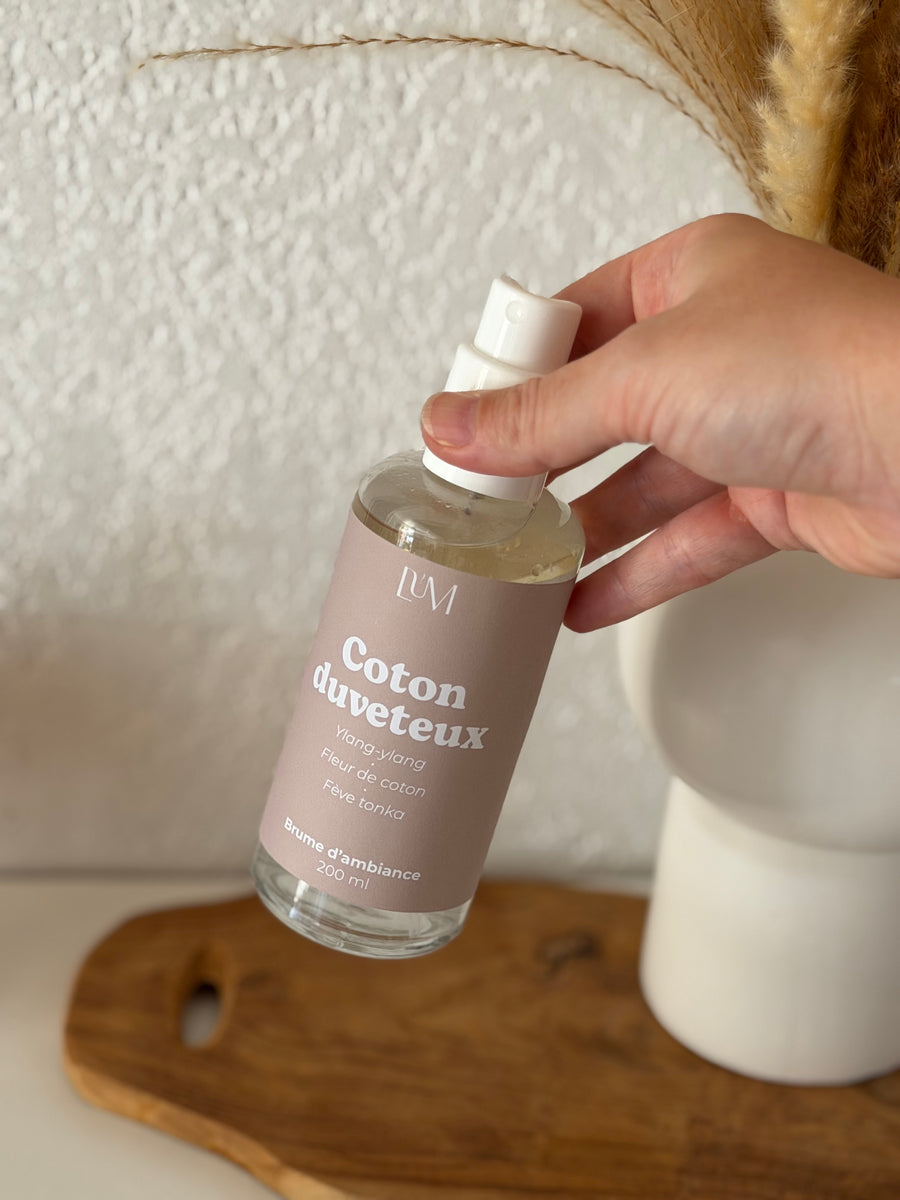 main qui tient une brume parfumée coton duveteux LUM