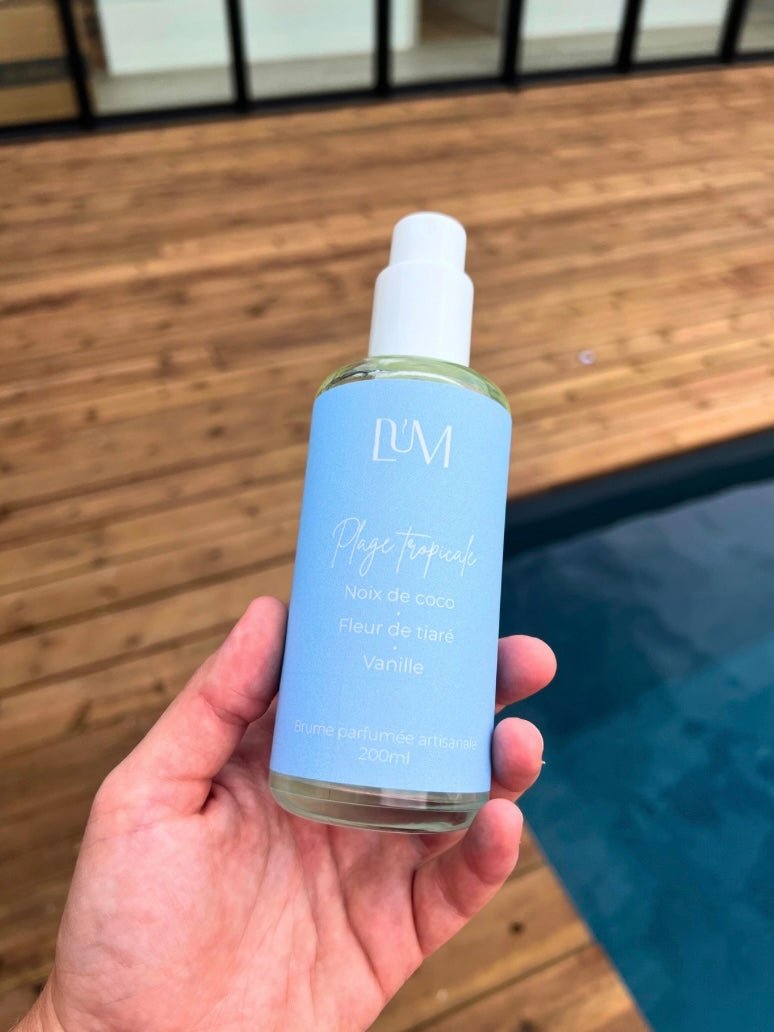 Brumes parfumée à base de fragrances de grasse et d’une base à parfum végétale dans une bouteille en verre transparent - LUM Créations