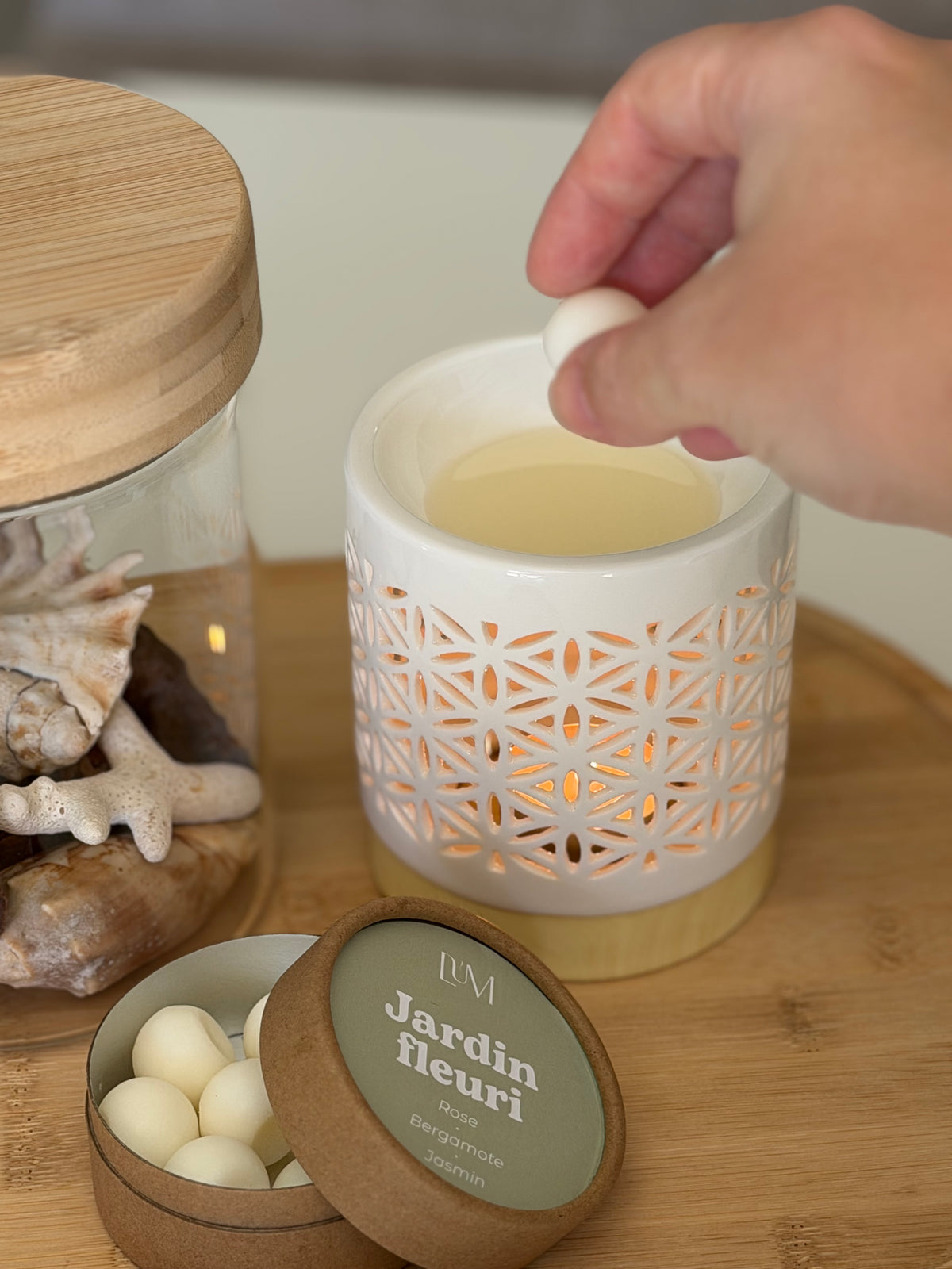 brûle-parfum céramique blanc allumé avec fondants jardin fleuri LUM
