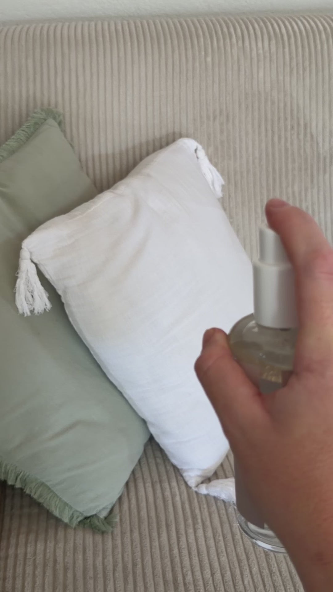 vidéo vaporisation sur canapé brume d'intérieur parfumée LUM