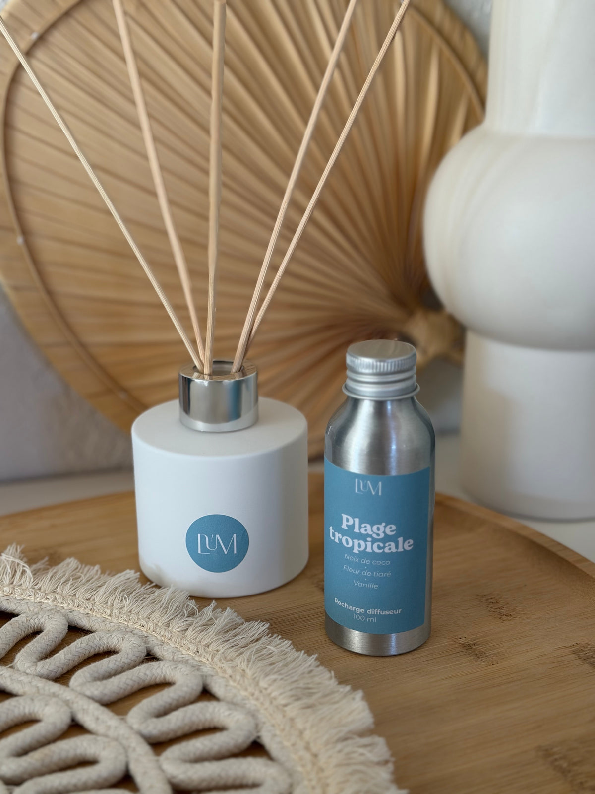 recharge et diffuseur plage tropicale LUM avec bâtonnets rotin dans une ambiance bois